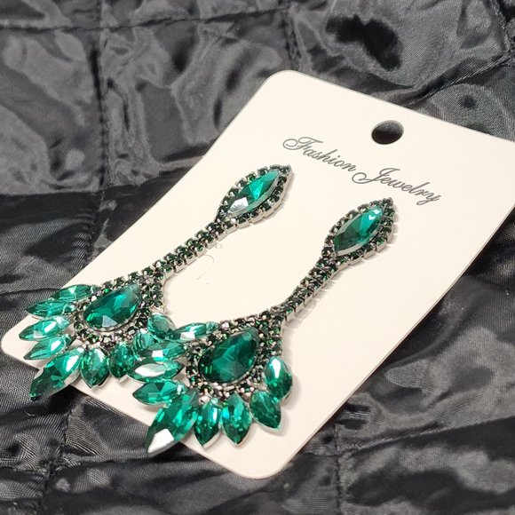 Green  pierced Earing. - Picture 1 of 4